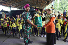 111-KEPALA-KB-TK-MENYERAHKAN-KENANG-KENANGAN-PUNCAK-TEMA-MENUMBUHKAN-RASA-NASIONALISME