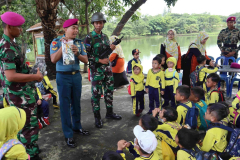 112-SISWA-MENDENGARKAN-PENJELASAN-DARI-ANGGOTA-PUNCAK-TEMA-MENUMBUHKAN-RASA-NASIONALISME-