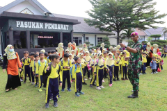114-ANGGOTA-TNI-MENYAMBUT-KEDATANGAN-SISWA-KB-TK-YIMI-PUNCAK-TEMA-MENUMBUHKAN-RASA-NASIONALISME