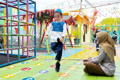 22-Siswa-bermain-di-Playground-Lapangan-KB-TK-YIMI