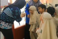 68-SISWA-KB-TK-YIMI-MENDENGARKAN-TENTANG-MENABUNG