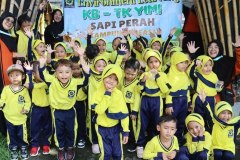 75-AKSI-SISWA-SISWI-KB-TK-YIMI-BERFOTO-BARENG-DI-LOKASI-SAPI-PERAH