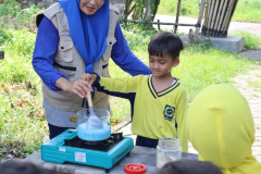 76-SALAH-SATU-SISWA-BELAJAR-MEMASAK-SUSU