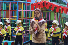 84-KAKAK-PEMBINA-MEMBERIKAN-INSTRUKSI-PERSERTA-PRASIAGA