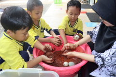 90-SISWA-DIBANTU-USTADZAH-MEMBUNGKUS-TELUR-ASIN-DENGAN-BATU-BATA