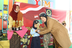 95-KEGIATAN-KB-TK-YIMI-GRESIK-BERTEMA-MY-HERO-MY-INSPIRATION