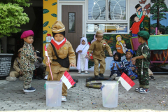 98-KEGIATAN-KB-TK-YIMI-GRESIK-BERTEMA-MY-HERO-MY-INSPIRATION