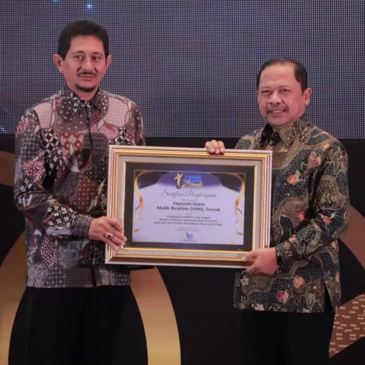 Raih Penghargaan Radar Surabaya Award, YIMI Gresik Padukan Kurikulum Pesantren dan Pendidikan Modern